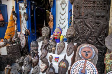 Tahtadan yapılmış Afrika maskeleri