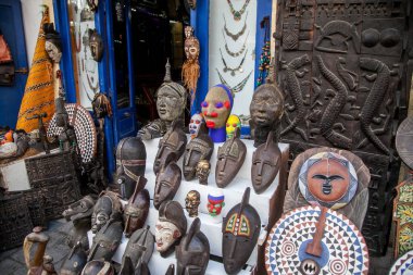 Tahtadan yapılmış Afrika maskeleri