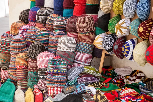 Красочные Вязаные Шляпы Рынке — стоковое фото