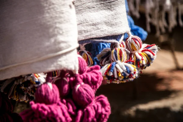 Halıdaki püsküller. kenarlık