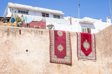 Halılar çitte kurumuş.