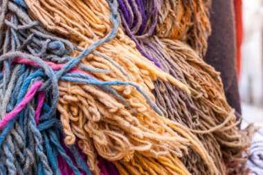 Renkli kurutulmuş yün.