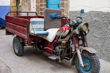 Karavanı olan eski bir motosiklet.