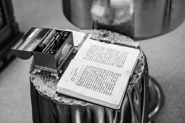 Sunakta İncil 'i aç