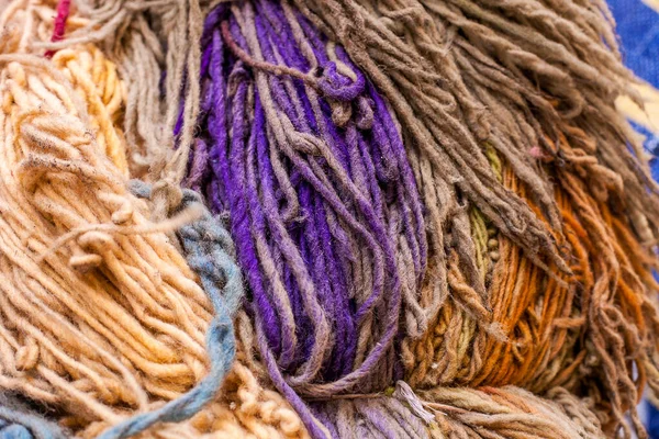 Renkli kurutulmuş yün.