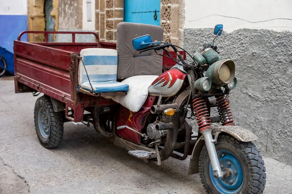 Karavanı olan eski bir motosiklet.