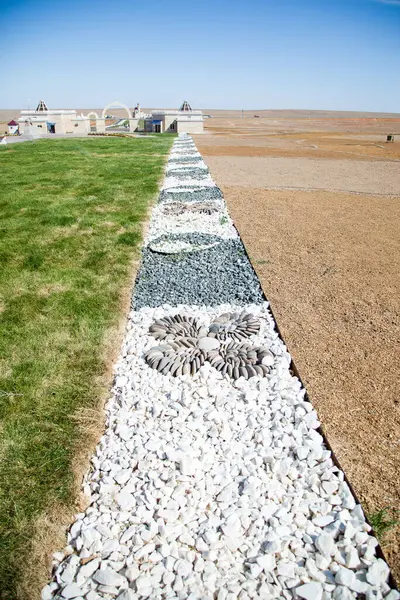 Çimlerde bir çakıl sınırı