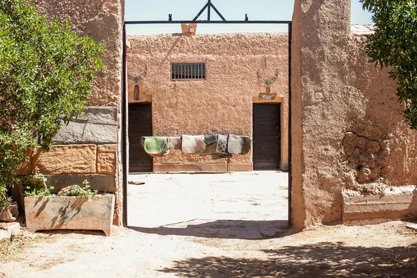 Fas 'ta sokakta çamaşır kurutmak.