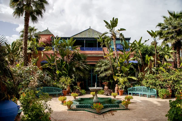  Majorelle bahçesinde bir ev.
