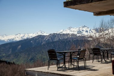 Georgia dağlarında bir kafe.