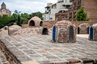 Sülfür banyosunun tuğladan çatısı.
