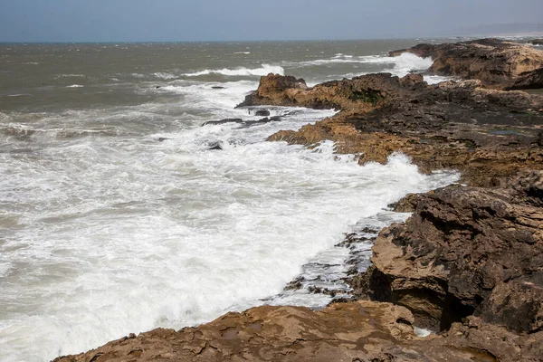 Fırtınada okyanusta kayalar