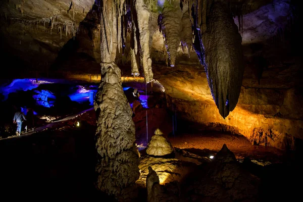 Jeskyně Skalními Výrůstky Osvětlením — Stock fotografie