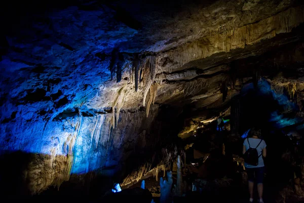 Jaskinia Przyrostem Skał Oświetleniem — Zdjęcie stockowe