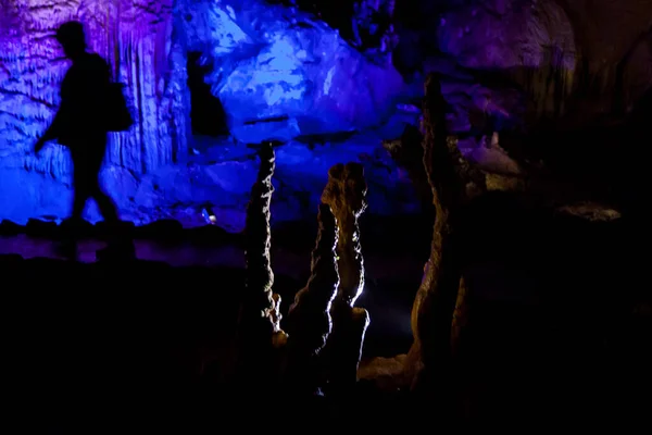 Aydınlatma ile kaya büyüyen mağara