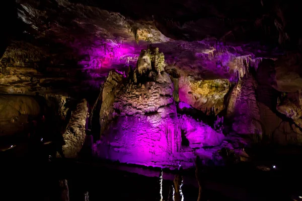 Höhle Mit Felswolken Mit Beleuchtung — Stockfoto