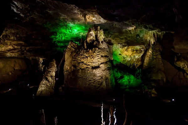 Jaskinia Przyrostem Skał Oświetleniem — Zdjęcie stockowe