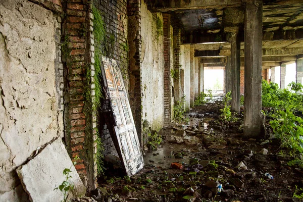 古い下宿の廃屋の廊下 — ストック写真