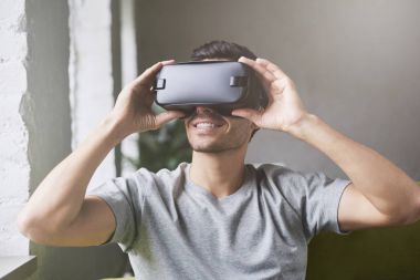 Teknoloji, bilim, yenilik ve siber kavramı. Vr giyen genç çekici beyaz erkek portresi gözlükler. Beyaz adam 3D modern coworking Studio'yu kullanarak sanal gerçeklik yaşıyor