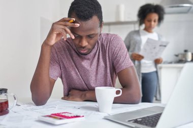 Kiralık ödenmemesi nedeniyle onların evinden tahliye hakkında bildiren bildirim, okurken finansal stres duygu depresif iflas Afrika delikanlı. Karısı okuma faturalarında arka plan 