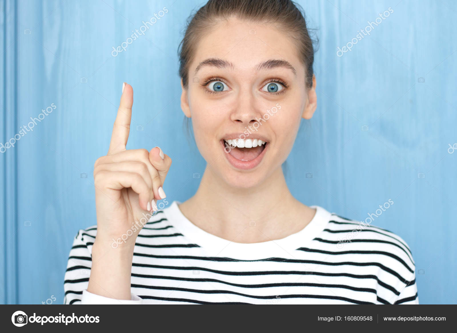 Девушка показывает один. Довольная женщина. Девушка жесты. Девушка показывает пальцем. Средний палец девушки.