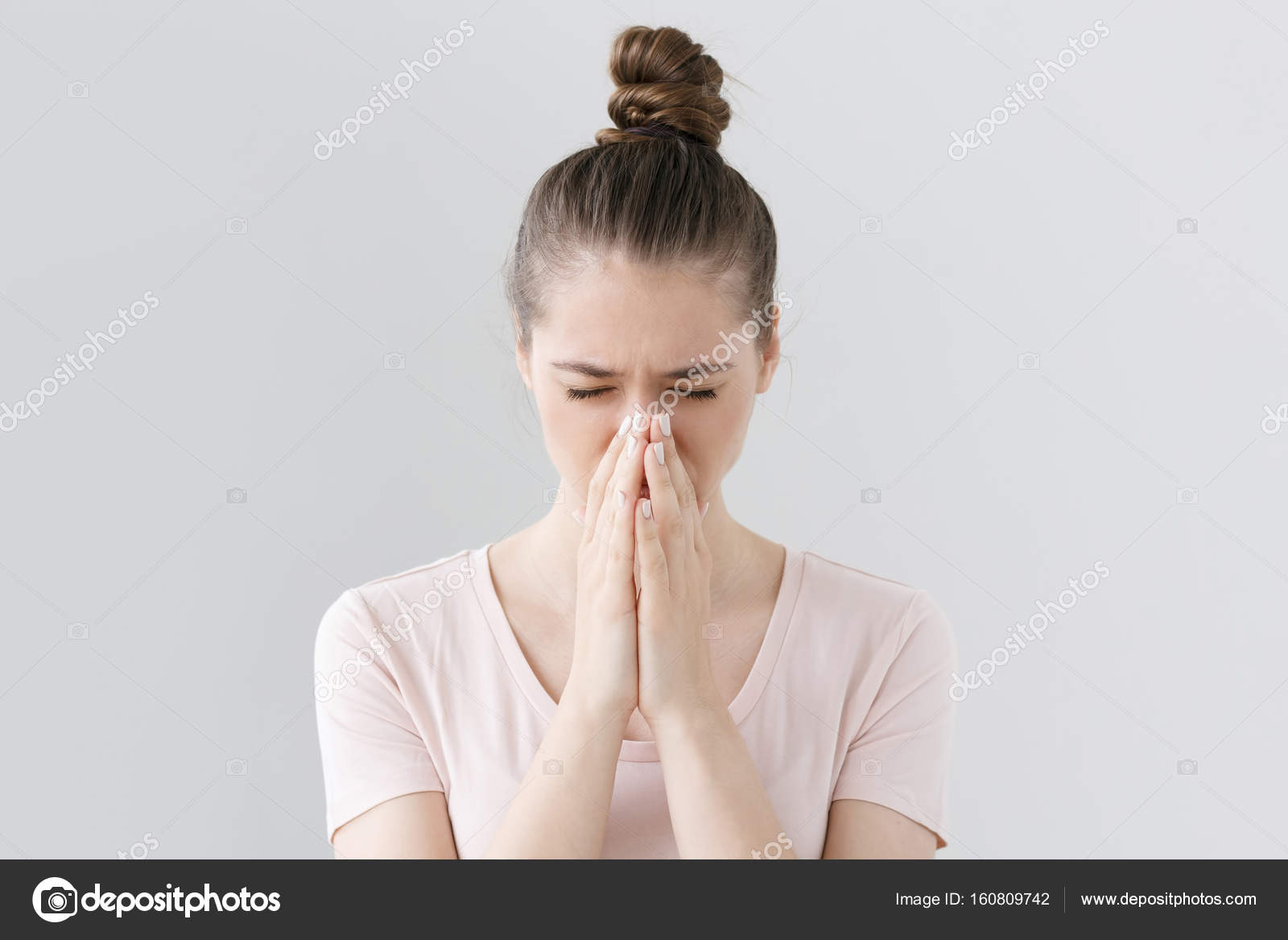 Поллиноз симптомы. Хокку читать. Всегда заложена. Реклама про заложенный нос. Женщина насморк.