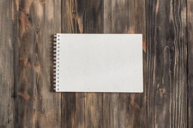 Kadar alay et. Yaratıcı alan. Koyu ahşap masa üstünde defter