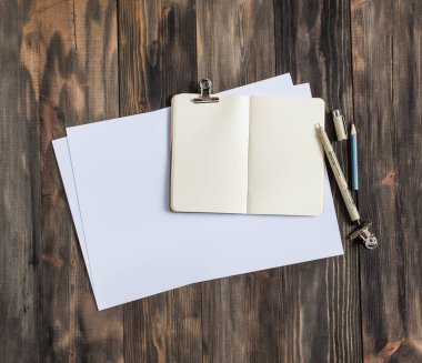 Kadar alay et. Yaratıcı alan. Koyu ahşap masa sanatsal çalışma araçları