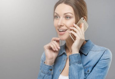 Zarif Avrupa erkek yatay atış sol, açık gri arka plan üzerinde gösteren heyecan ve şaşkınlık ağzı ve gözleri açık geniş smartphone üzerinde konuşurken, seyir ilham izole.