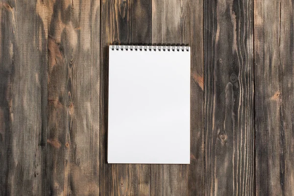 Kadar alay et. Yaratıcı alan. Koyu ahşap masa üstünde defter