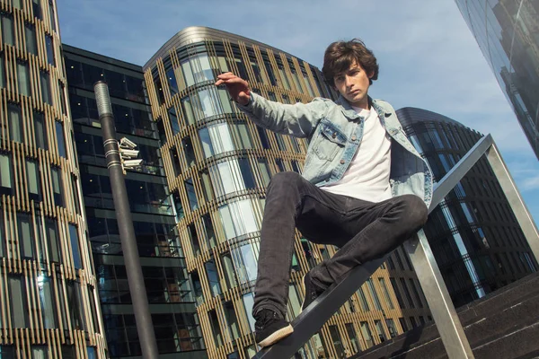 Parkour şehir yapan genç erkek