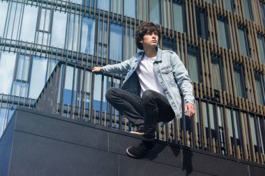 Parkour şehir yapan genç erkek