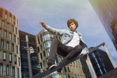 Parkour şehir yapan genç erkek