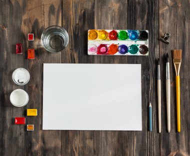 Kadar alay et. Yaratıcı alan. Koyu ahşap tabl sanatsal çalışma araçları