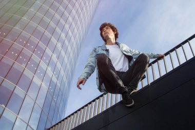 Parkour şehir yapan genç erkek