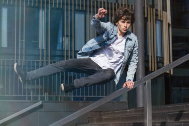 Parkour şehir yapan genç erkek