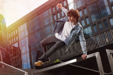 Parkour şehir yapan genç erkek