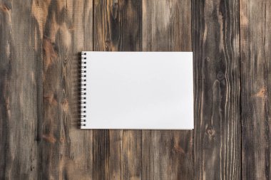 Kadar alay et. Yaratıcı alan. Koyu ahşap masa üstünde defter