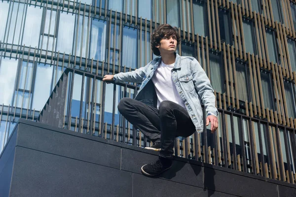 Parkour şehir yapan genç erkek