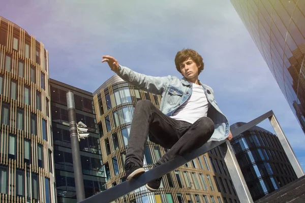 Parkour şehir yapan genç erkek