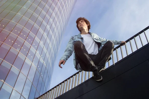 Parkour şehir yapan genç erkek