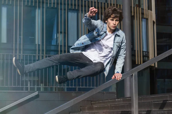 Parkour şehir yapan genç erkek