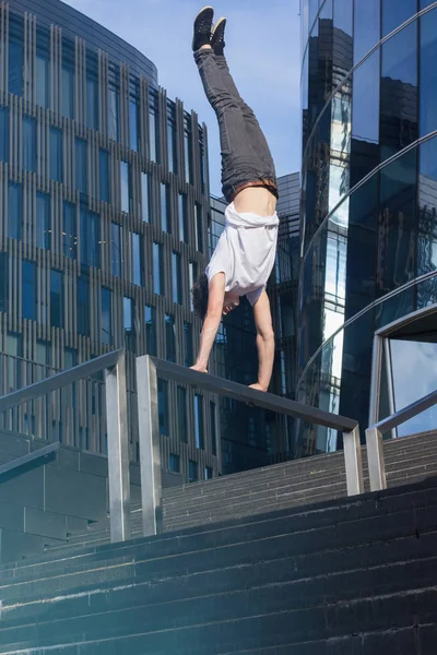 amut şehir yapan genç erkek