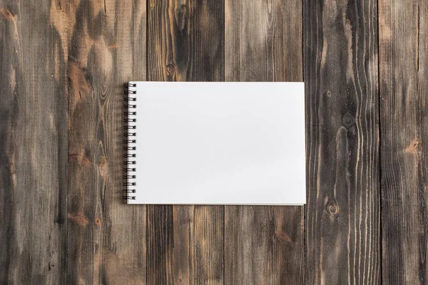 Kadar alay et. Yaratıcı alan. Koyu ahşap masa üstünde defter