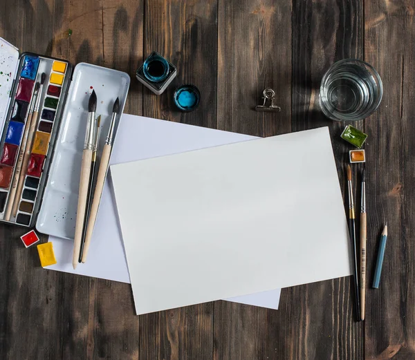 Kadar alay et. Yaratıcı alan. Koyu ahşap tabl sanatsal çalışma araçları