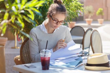Genç yakışıklı beyaz kadın kontrol önemli evraklar için şaşkın ve şaşkın yüz ile hataları yaz gününde açık Cafe kısa mola sırasında kaçırmamaya çalışıyorum iş closeup görüntü