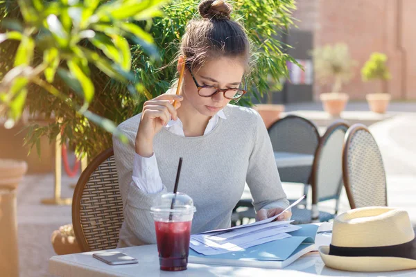 Outdoor portrait of busy European girl staying in outdoor cafe i — Stock Photo, Image