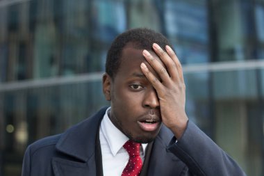 Yüz palm hareketi ile Afrika kökenli Amerikalı işadamı portresi kapatın. Hayal kırıklığına stresli siyah iş adamı facepalm el ile yapma.
