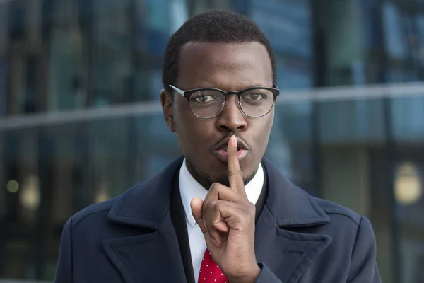 African american business man wijzende vinger op de lippen, vragen om stilte. Shhh gebaar concept. — Stockfoto