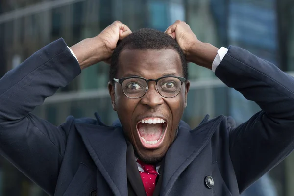 Close-up van portret van wanhopige zwarte Afro-Amerikaanse zakenman schreeuwen in woede en woede zijn haar scheuren uit terwijl het gevoel, woedend en gek — Stockfoto